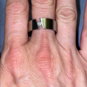 NWT, Stunning stainless steel Diamond wedding band